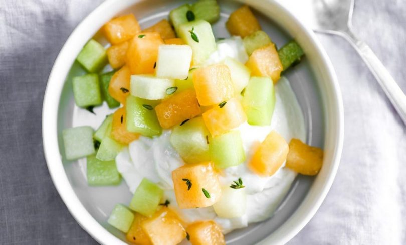 Салат с дыней: рецепты с сыром, курицей, креветками, арбузом