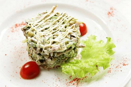 салат с говяжьим языком и солеными огурцами