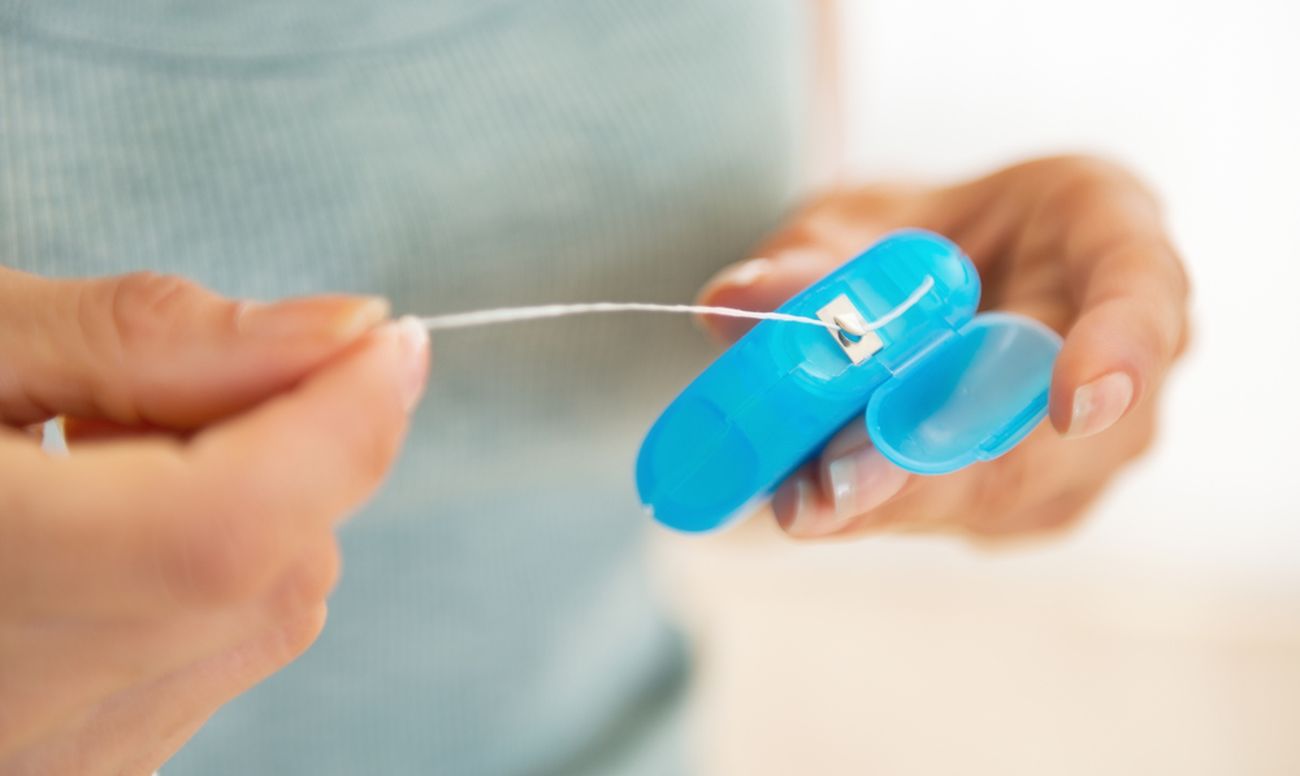 Как часто пользоваться зубной нитью?