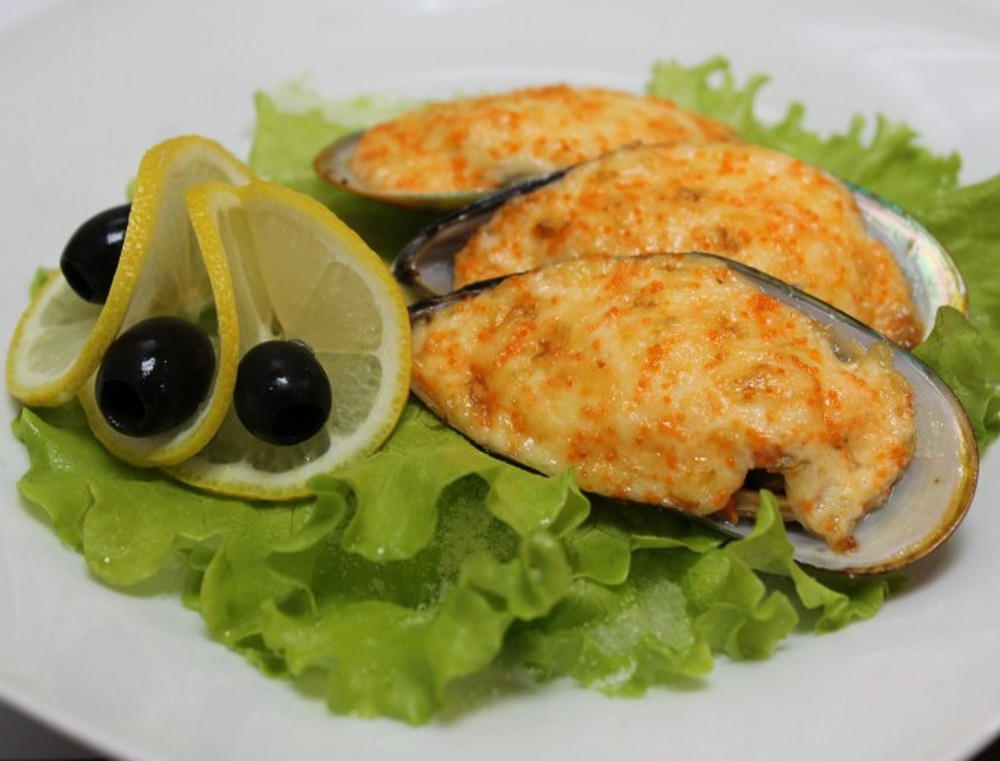 Мидии, запеченные в духовке (в раковинах, с сыром, под сливочным соусом)