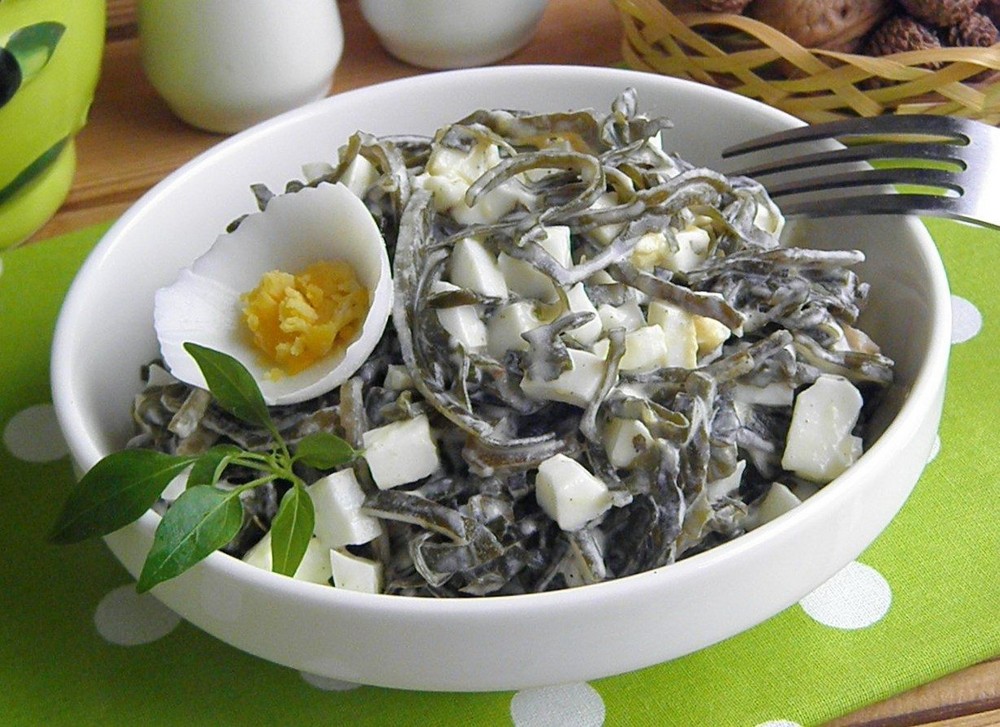 Салат из морской капусты с яйцом и огурцом
