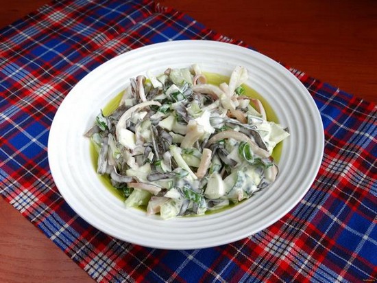 Салат с морской капустой, яйцом и огурцом