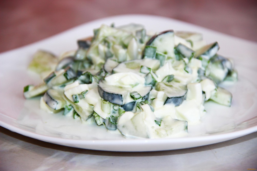 Салат из огурцов и яиц (с тунцом консервированным, кальмарами)