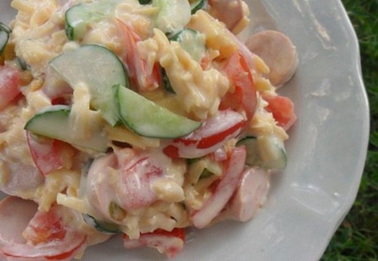 Салат с консервированными огурцами и яйцами