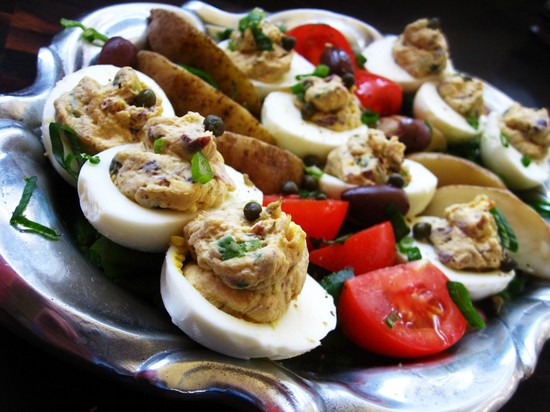 Печень трески с яйцом и луком