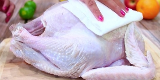 промываем тушку индейки и просушиваем ее