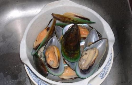 Разморозим мидии, потом промоем их