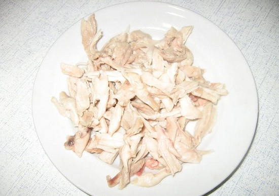Остужаем куриные ножки и отделяем мякоть