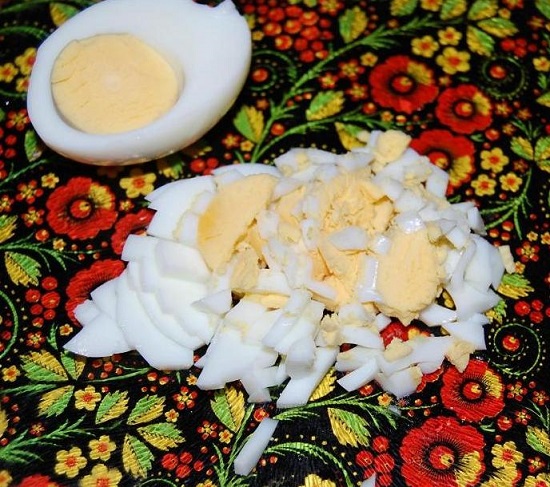 снимаем скорлупу и нарезаем яйца кубиками