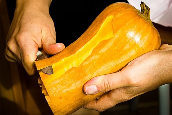 Очистим тыкву, мякоть нашинкуем кубиками