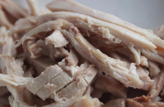 Остужаем отварную куриную грудинку и нарезаем