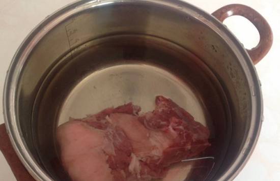 Заливаем мясо водичкой и доводим до кипения