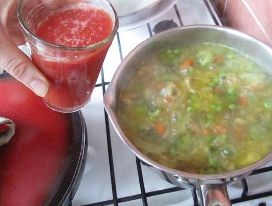 Вливаем томатную заправку в суп