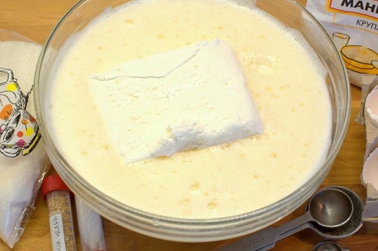 Добавляем его в яичную массу