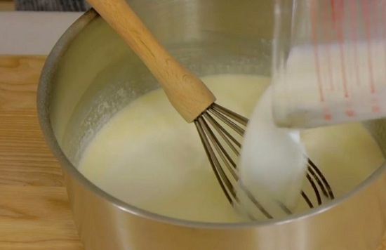 добавляем молочно-крахмальную смесь