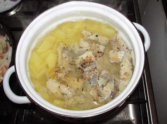 в кипящий бульон выкладываем кусочки обжаренного минтая