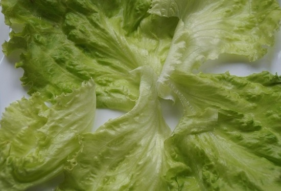 Берем большое блюдо и выкладываем на него салатные листья