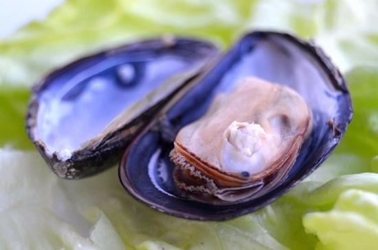 У остальных мидий снимаем аккуратненько верхнюю часть