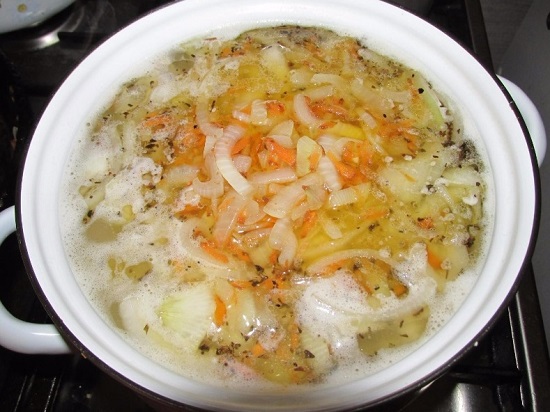 Через 10 минут добавляем обжаренные овощи