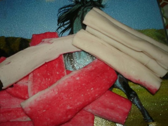 С крабовых палочек снимаем первый красный слой