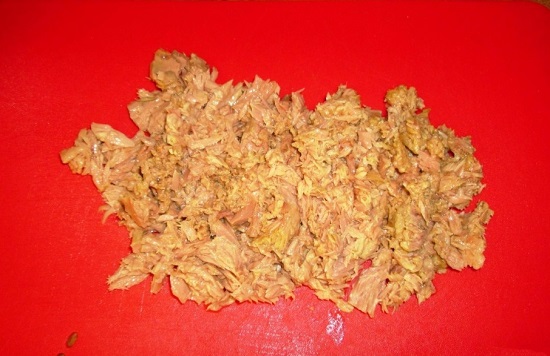 Консервированное тунцовое филе разминаем вилкой