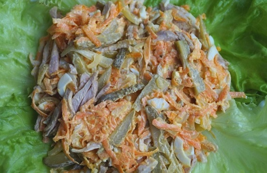 перемешиваем и выкладываем по центру блюда