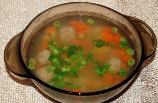 суп с зеленым горошком и фрикадельками