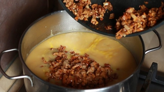 Добавляем обжаренные лисички