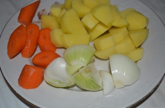 Морковь, картофельные клубни и лук очищаем