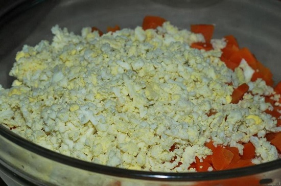 Сваренные вкрутую яйца натираем