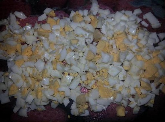 нарезаем яйца