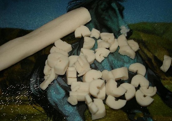 Измельчаем кубиками белую часть крабовых палочек