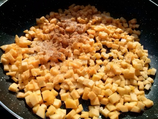 Обжариваем тыкву в течение нескольких минут