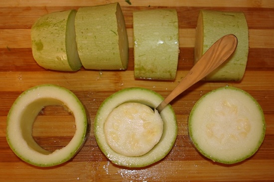 Нарежем кабачки кольцами