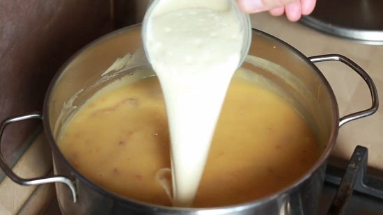 вводим сливки комнатной температуры