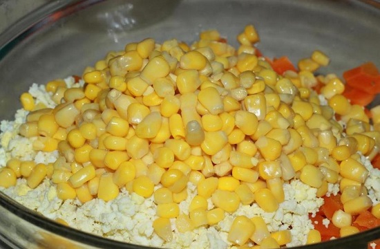 Добавляем кукурузу в салатницу