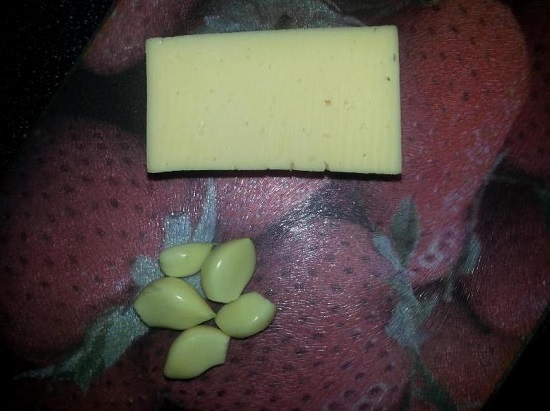 Твердый сыр натираем