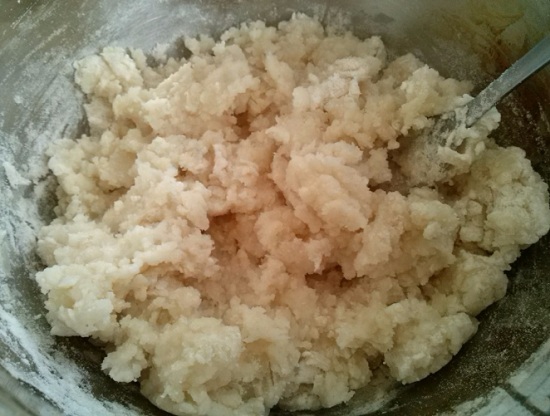 Добавим 1 ст. просеянной муки