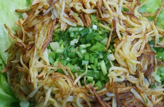 выкладываем обжаренный картофель, создавая имитацию гнезда