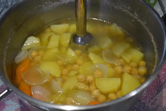 берем блендер погружной и измельчаем их до консистенции пюре