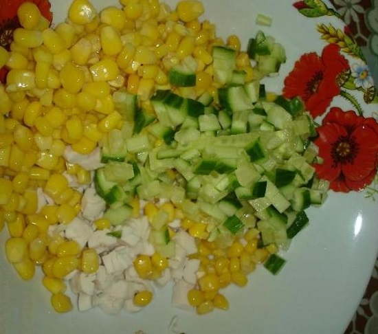 Добавляем нашинкованный огурец