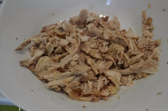 Отдельно подготавливаем отварное куриное мясо