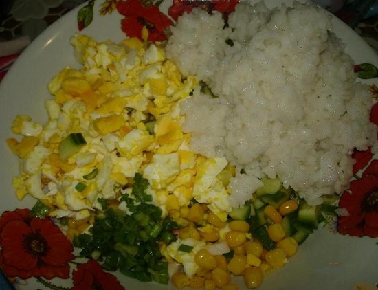 Измельчаем отварные куриные яйца через сеточку