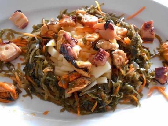 Сверху выкладываем измельченные морепродукты