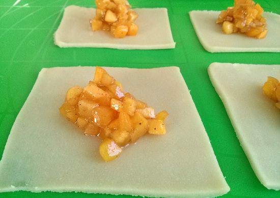 В центр заготовок выложим тыквенную начинку