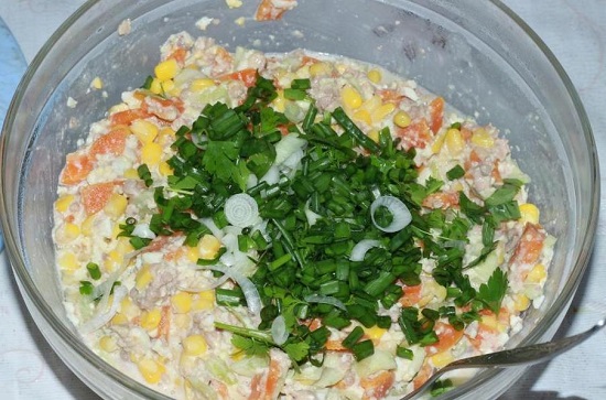 Перьевой зеленый лук или другую зелень мелко рубим