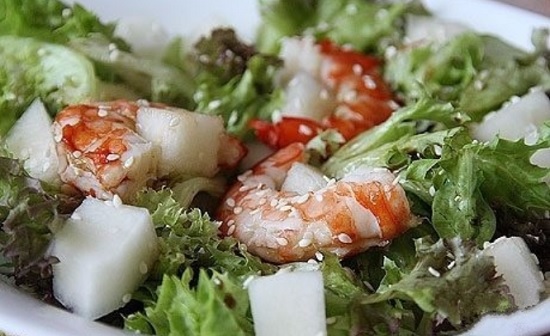 салат с дыней и креветками