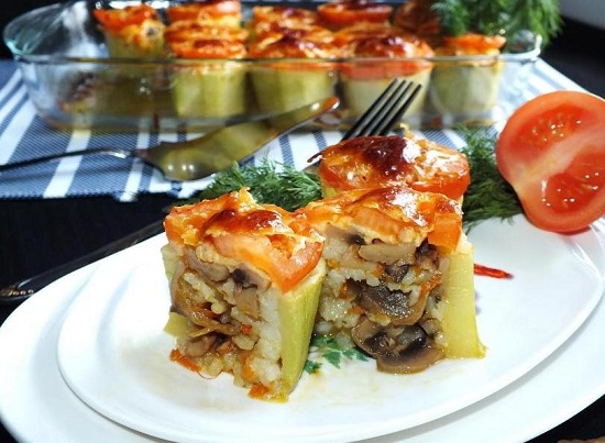 кабачки, фаршированные грибами и сыром