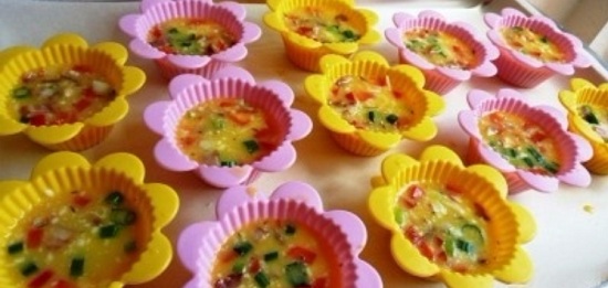 Добавляем в формочки ветчину, зелень