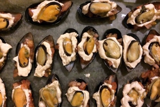 На соус выложим мясо морепродуктов